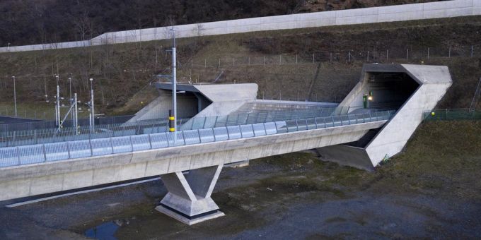 Ein Eurocity-Zug bleibt in dem Gotthard-Basistunnel stecken. (Symbolbild) gotthard sbb zug