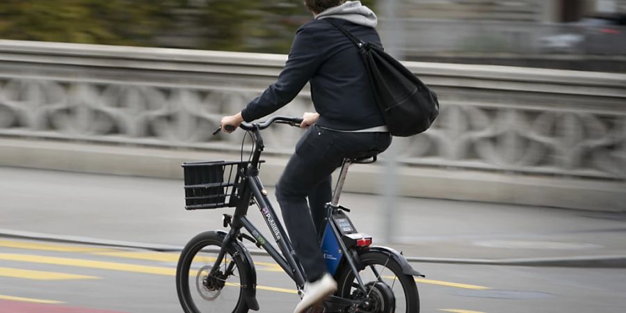 Der Vorschlag des Bundesrates, das Mindestalter für das Führen von langsamen E-Bikes auf 12 Jahre zu senken, ist in der Vernehmlassung auf ein geteiltes Echo gestossen. (Archivbild)