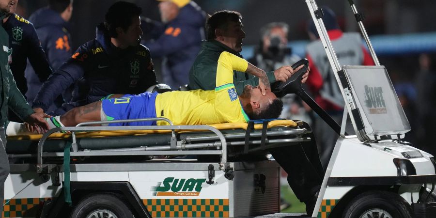 Brasiliens Neymar wird vom Spielfeld gefahren. Im WM-Qualifikationsspiel in Uruguay hat sich der Spieler das vordere Kreuzband sowie den Meniskus im linken Knie gerissen.