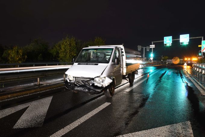 Lieferwagen in Ebikon kollidiert mit Leitplanke. Unfall in Ebikon.