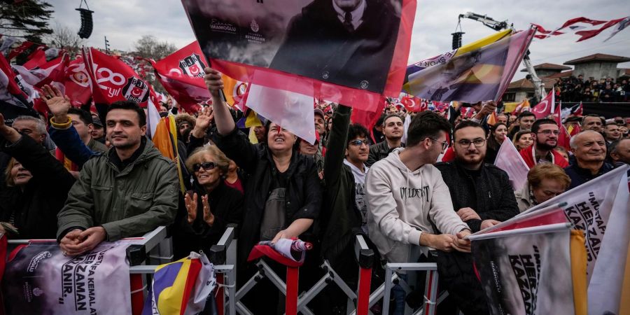 Fans beider Clubs hatten gegen die Austragung des türkischen Supercups in Riad protestiert.