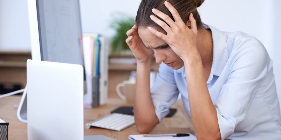 Gestresste Frau am Bürotisch