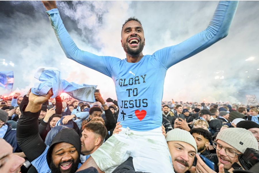 Malmö Spieler feiern gemeinsam mit den Fans.