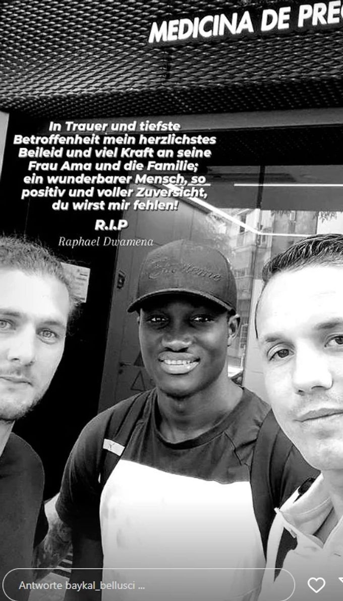 Raphael Dwamena zusammen mit den Spielerberatern Baykal Bellusci und Philipp Degen. Raphael Dwamena
