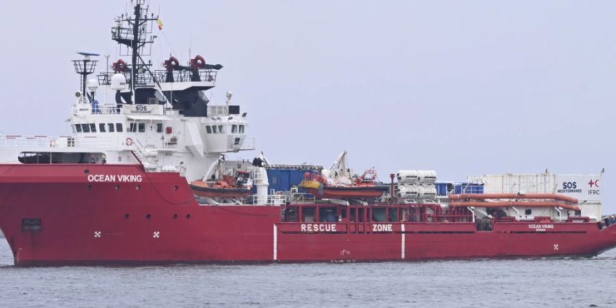 Das Schiff «Ocean Viking» hat in der Vergangenheit immer wieder Hunderte von Migrantinnen und Migranten an Land gebracht. (Archivbild)