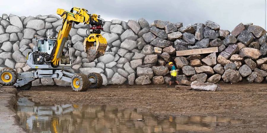 Ein von Forschenden der ETH Zürich entwickelter Roboter-Bagger hat in Oberglatt ZH eine sechs Meter hohe Trockenmauer gebaut.