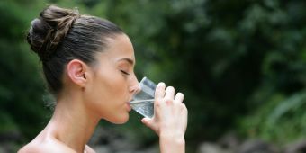 Frau trinkt Wasser Glas