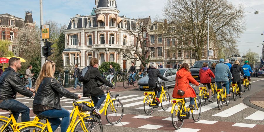 Touristengruppe in Amsterdam