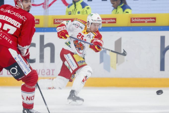 Toni Rajala und der EHC Biel gewinnen bei den Rapperswil-Jona Lakers. EHC Biel