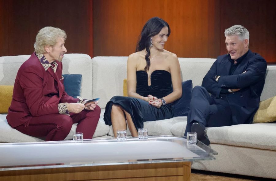 Thomas Gottschalk auf der Couch mit Ana Ivanovic und Bastian «Schweigsteiger» Schweinsteiger.