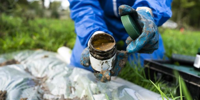 Ein Forscher zeigt eine Probe während der Untersuchung des Bodens auf Perfluoroctansulfonsäure (PFOS) am Ort der Bijlmer-Luftkatastrophe 1992, bei der Löschschaum mit der Chemikalie in die Umwelt gelangt ist, in Amsterdam, Niederlande, 30. Oktober 2023.