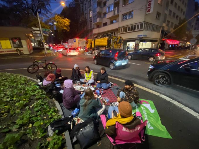 Mit der ironischen Aktion soll auf die fehlende Aufenthaltsqualität des Bundesplatzes aufmerksam gemacht werden. Junge Grüne Attraktive Zentren