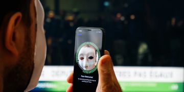Smartphone Gesichtserkennung Maske Mann