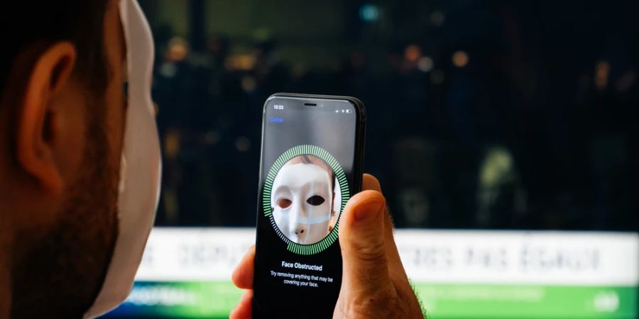 Smartphone Gesichtserkennung Maske Mann