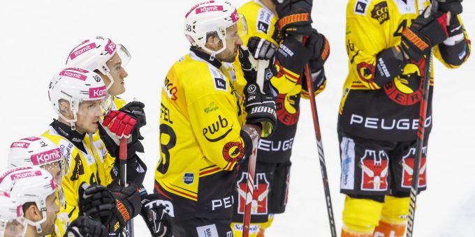 Betrübte Gesichter beim SC Bern, der in Servette die dritte Niederlage in Folge kassiert. SC Bern
