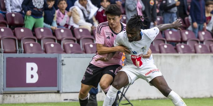 Keigo Tsunemoto (Servette) gegen Nicky Beloko (FC Luzern) in der Super League. Servette FC Luzern