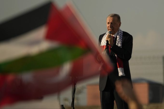 Der türkische Präsident Recep Tayyip Erdogan spricht zu den Teilnehmern einer Solidaritätskundgebung für die Palästinenser in Istanbul, Türkei, Samstag, 28. Oktober 2023. Israel Krieg Nahost Erdogan