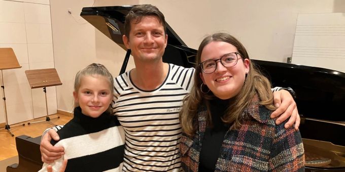 Viktoria Kolarova und Noelia Oberacher mit Klavierlehrer von Boyan Kolarov.