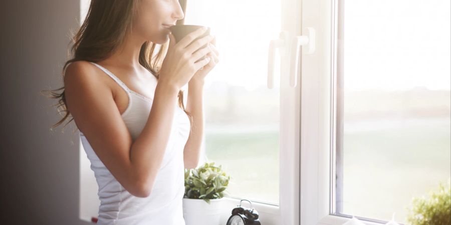 Morgens in Ruhe seinen Kaffee zu geniessen, zählt auch zu einer positiven Routine.