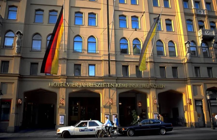 So wohnt der Knipser derzeit noch im «Hotel Vier Jahreszeiten Kempinski». Eine Nacht soll 12'000 Franken kosten ...