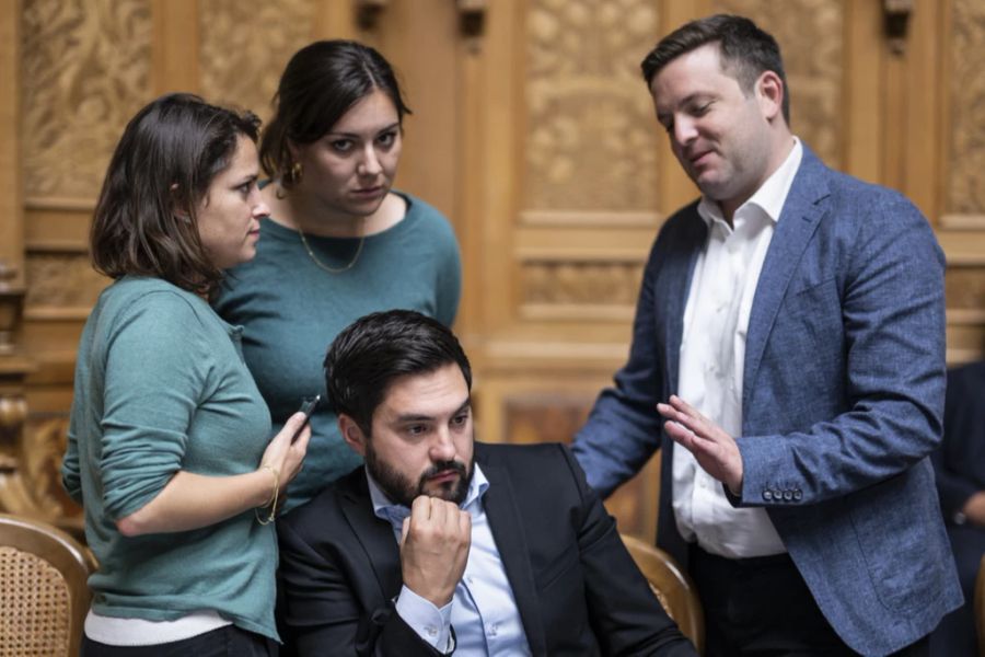 Will seine Partei im Bundesrat vertreten: Jon Pult (rechts) im Gespräch mit dem Partei-Co-Präsidium Mattea Meyer und Cedric Wermuth, sowie Nationalrätin Samira Marti.