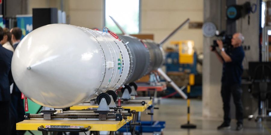 Eine Höhenforschungsrakete steht in einer Halle eines Raketen-Start Ups.