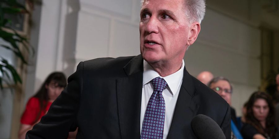 Kevin McCarthy, Sprecher des Repräsentantenhauses, verlässt eine Sitzung hinter verschlossenen Türen mit den Republikanern des Repräsentantenhauses. Foto: J. Scott Applewhite/AP/dpa