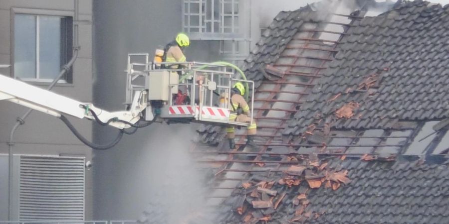 Das Gebäude erleidet sichtlich Schäden.