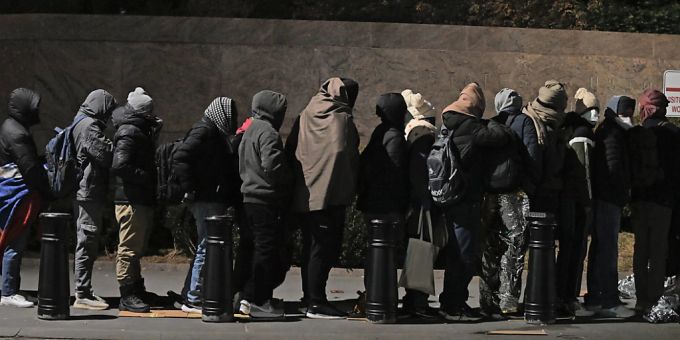 Wartende Migranten, um mit Mitarbeitern der Einwanderungsbehörde zu sprechen (Archiv). Ice Einwanderungsbehörde