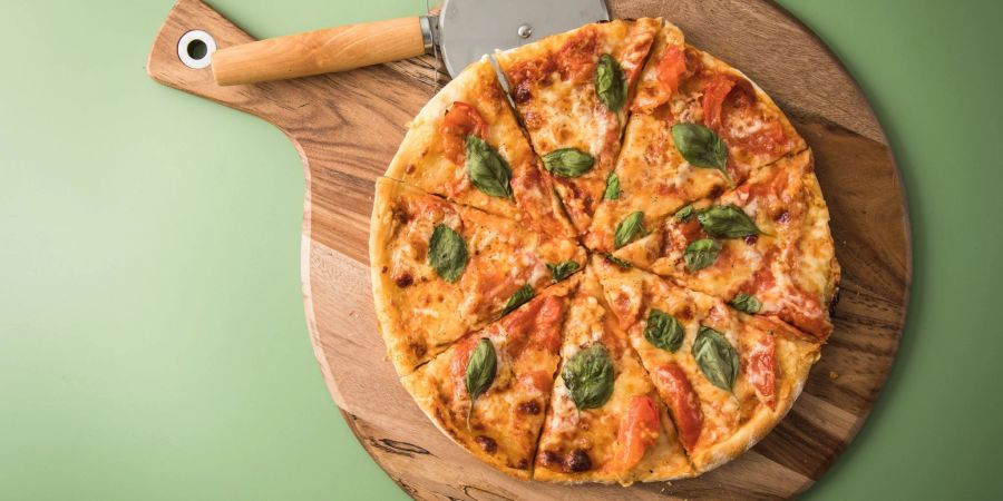 Pizza kann man mit Fertigteig schnell selbst machen - doch manche sind besser als andere.