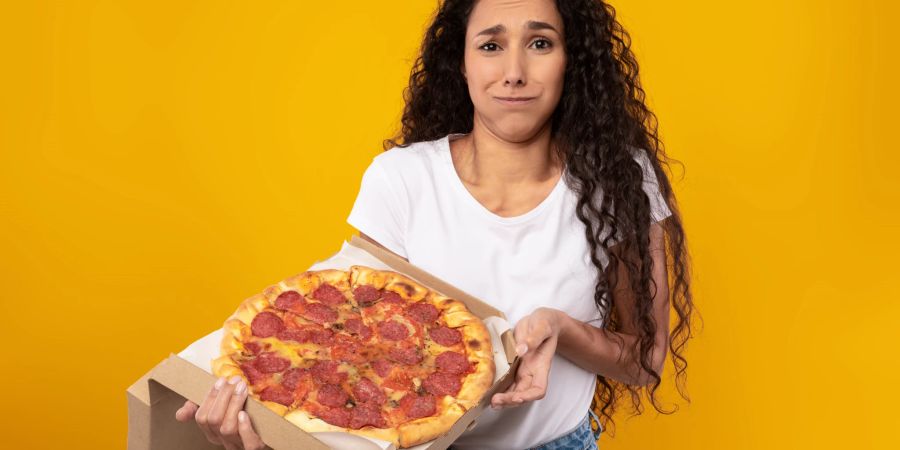 Frau hält Pizza