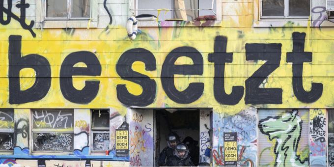 Polizisten sichern das knapp zehn Jahre besetzte Koch-Areal in Zürich. (Archivbild) Haubesetzer