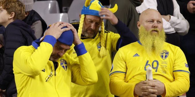 Schwedische Fussballfans können nicht fassen, was ausserhalb des Stadions gerade passiert ist. Schweden Attentat Belgien