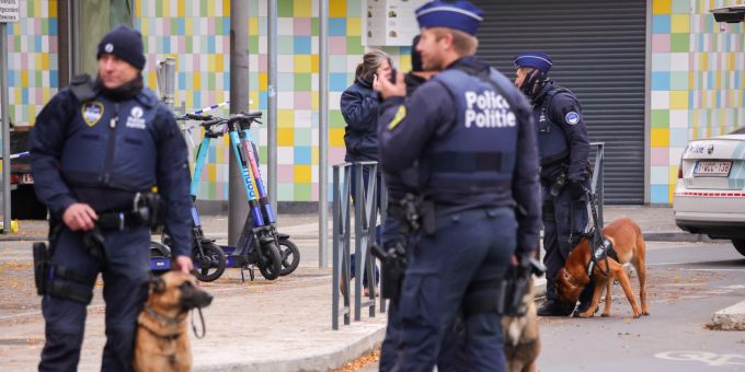 Belgische Einsatzkräfte am Ort, wo der Todesschütze des Fussballspiels am Dienstag neutralisiert wurde. israel krieg