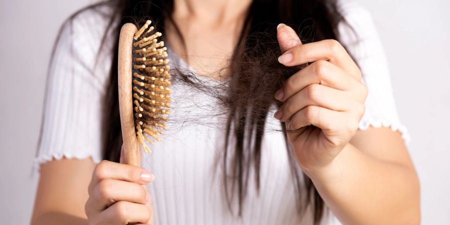 frau mit haarbürste