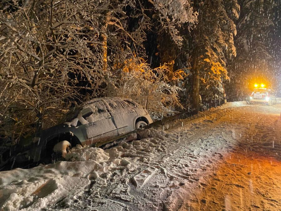 Verkehrsunfall auf der Ratenstrasse in Oberägeri.