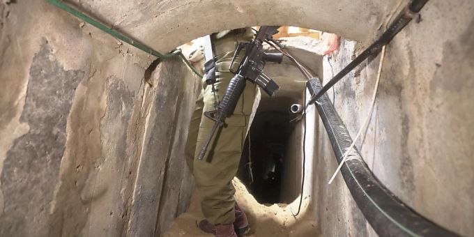 Ein israelischer Soldat steht in einem unterirdischen Tunnel, der unter dem Schifa-Krankenhaus in Gaza-Stadt gefunden wurde. Israel-Krieg