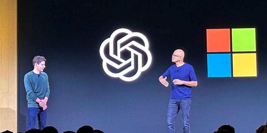 OpenAI-Chef Sam Altman (l.) zusammen mit Satya Nadella, CEO von Microsoft, beim OpenAI DevDay in San Francisco.