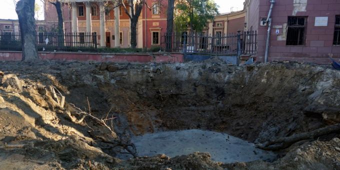 Krater nach einem Angriff von Russland auf die Ukraine. ukraine militärzeremonie angriff tote