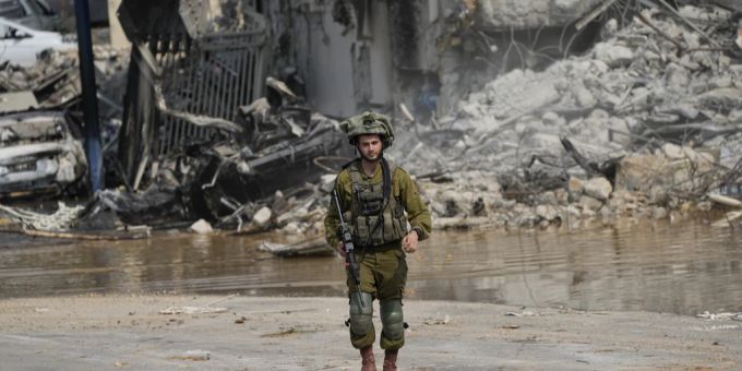 Ein israelischer Soldat vor der von den Hamas-Kämpfern zerstörten Polizeistation in Sderot. Israel Krieg