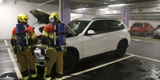 Feuerwehreinsatz in Tiefgarage.