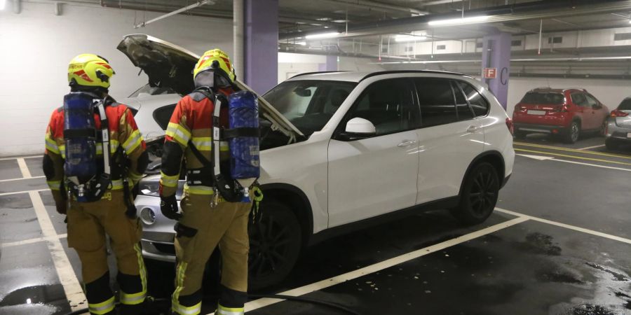 Feuerwehreinsatz in Tiefgarage.