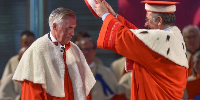 Carlo Ancelotti (l) wurde von der Universität Parma ehrenhalber als Doktor im Bereich Wissenschaft und Technik ausgezeichnet. Carlo Ancelotti
