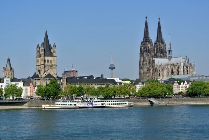 Die Kölner lieben ihren Dom (rechts im Bild) am Rhein. Köln, Deutschland