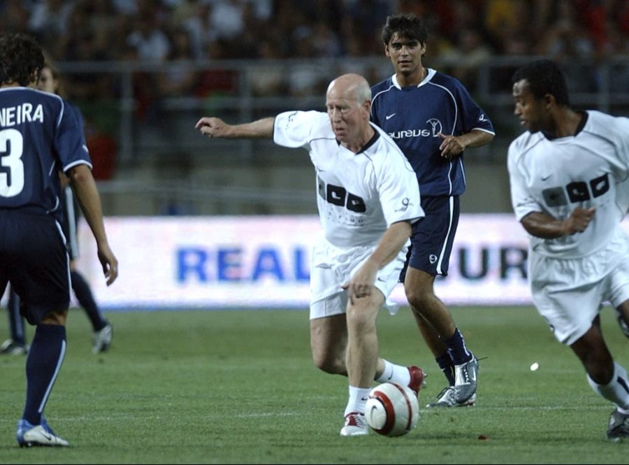 Charlton verlor die Liebe zum Fussball nie: Hier spielt er 2004 an einem Benefizspiel in Portugal für die Luis Figo Foundation.