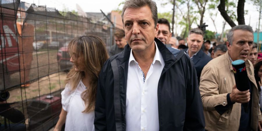 Sergio Massa kommt in einem Wahllokal in Buenos Aires an, um seine Stimme abzugeben.