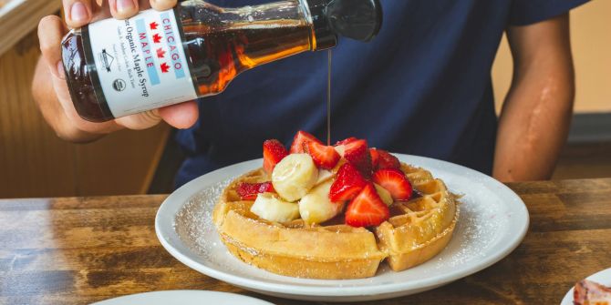 mann mit waffeln