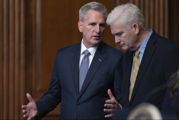 Kevin McCarthy, damals noch Speaker, unterhält sich mit Tom Emmer. (Archivbild) Speaker