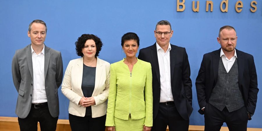 Die Vorstandsmitglieder des Vereins «Bündnis Sahra Wagenknecht - Für Vernunft und Gerechtigkeit» Lukas Schön (l-r), Amira Mohamed Ali, Sarah Wagenknecht, Ralf Suikat und Christian Leye.