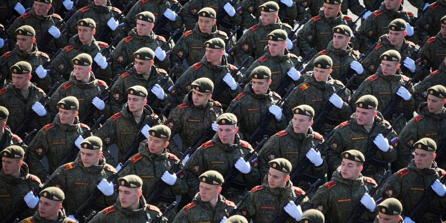 Russische Soldaten marschieren während einer Militärparade durch Moskau. Medienberichten zufolge werden in der Söldnereinheit «Redut» Scharfschützinnen und Bedienerinnen von Drohnen angeworben.